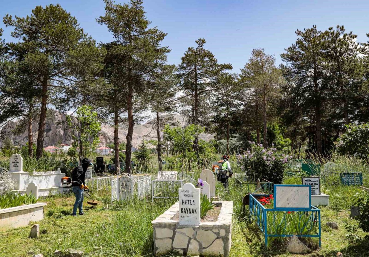 Van Büyükşehir’den mezarlıklarda bakım ve temizlik çalışması