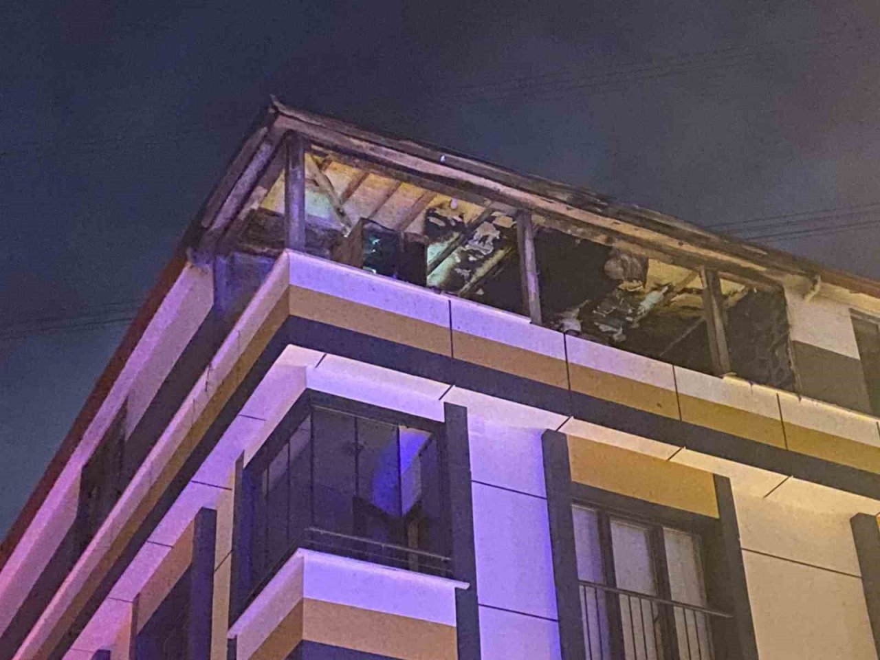 Sultangazi’de 4 katlı binanın çatı katı alev alev yandı