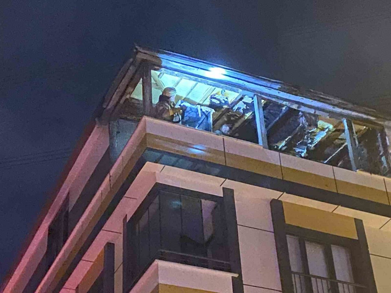 Sultangazi’de 4 katlı binanın çatı katı alev alev yandı