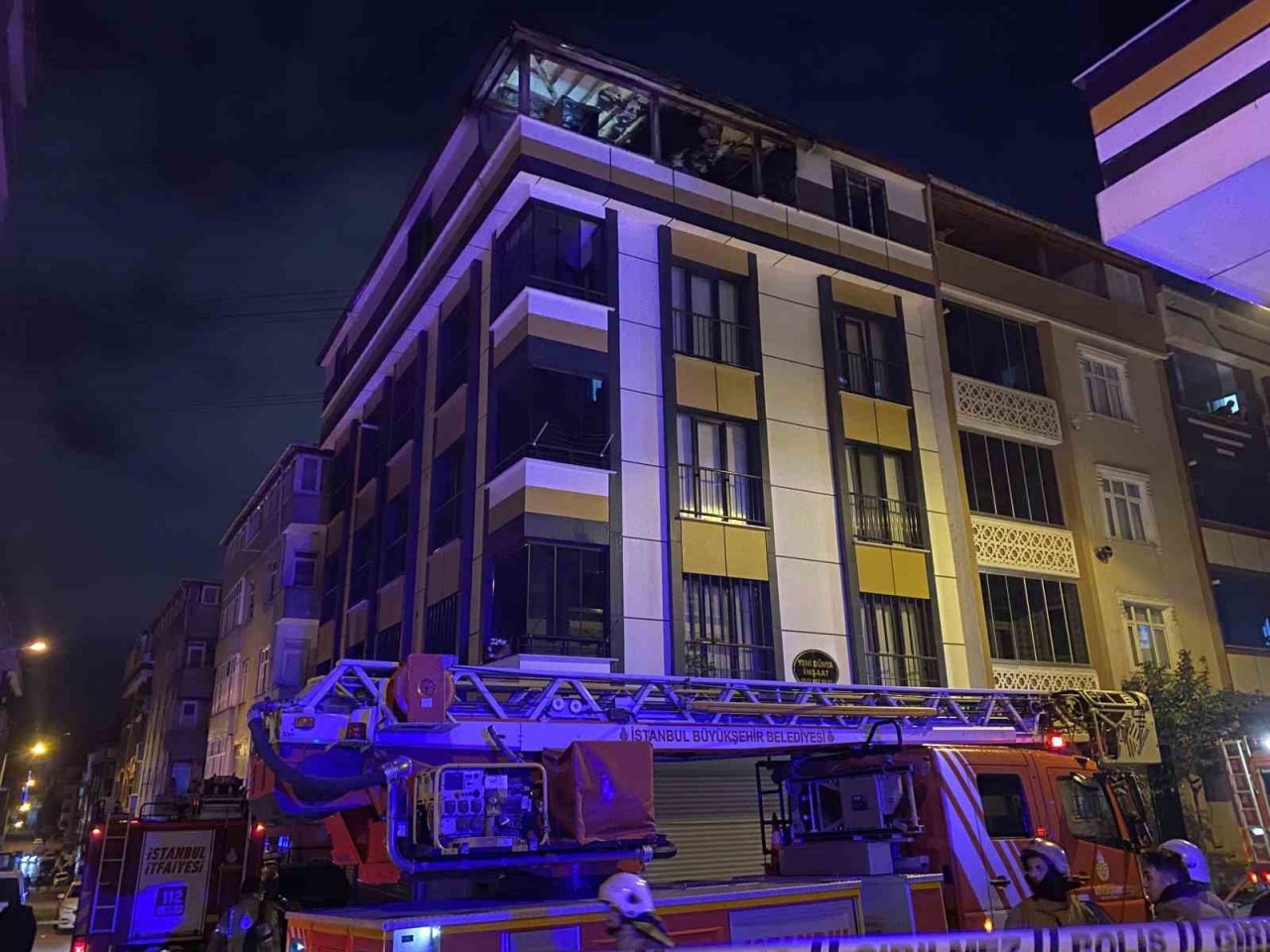 Sultangazi’de 4 katlı binanın çatı katı alev alev yandı