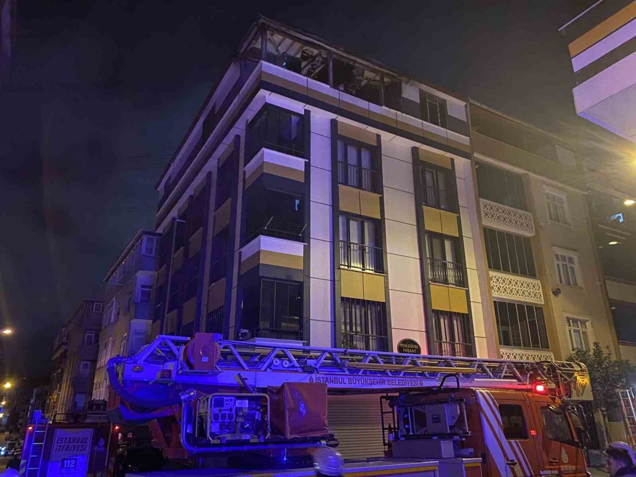 Sultangazi’de 4 katlı binanın çatı katı alev alev yandı