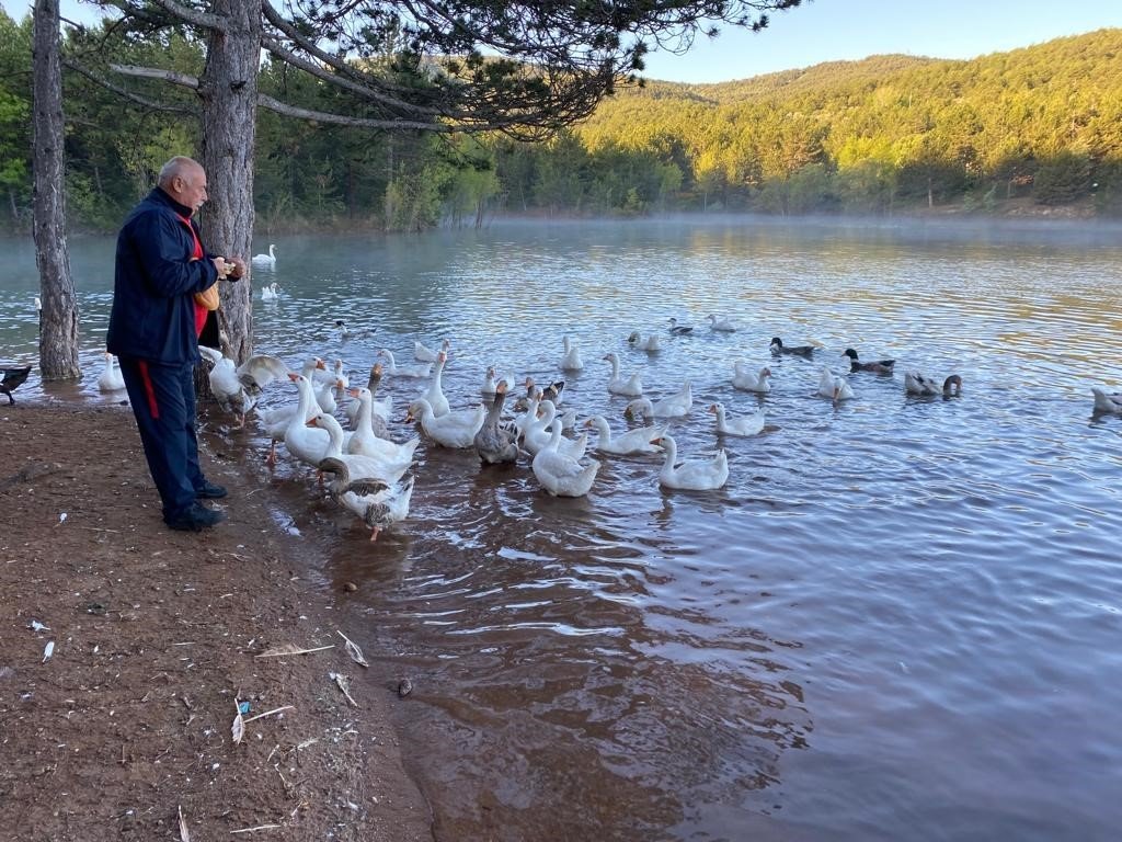 Hayvanları beslemeden spora başlamıyor