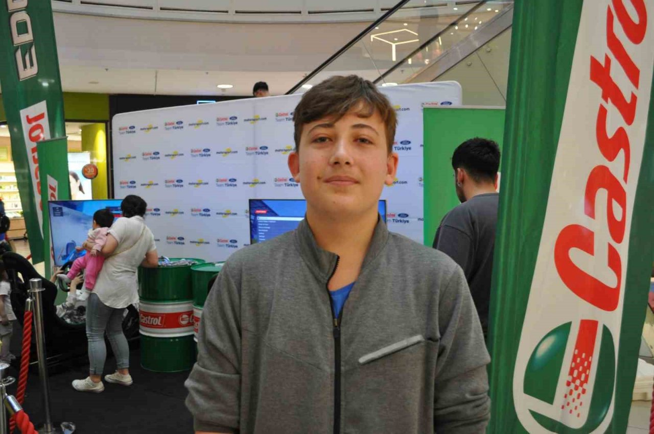 Yarış severler simülatör koltuğunda gerçek sürüş keyfi yaşadı