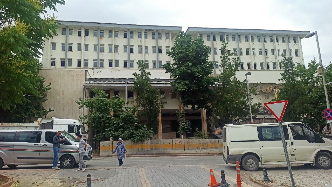 Malatya Adliye binasının yıkımına başlanıldı