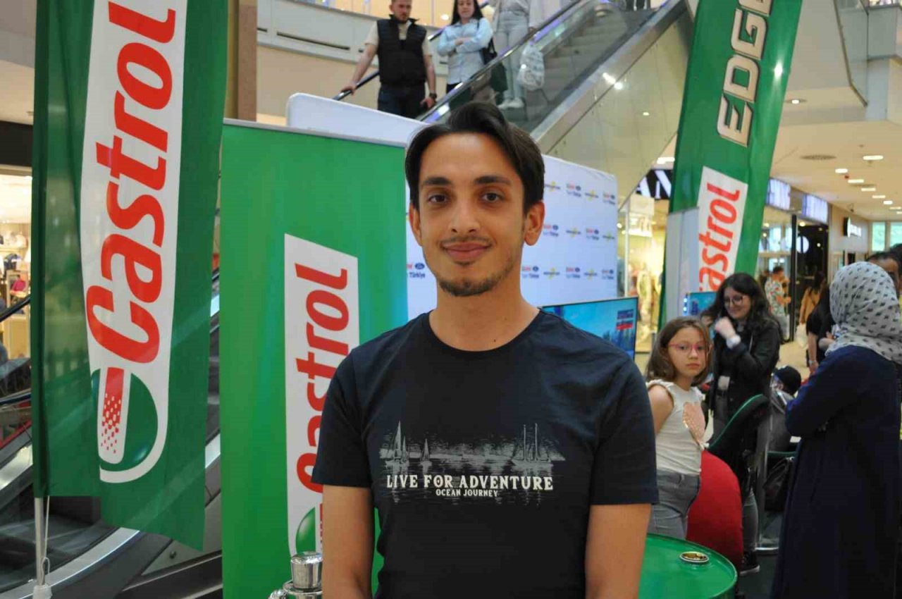 Yarış severler simülatör koltuğunda gerçek sürüş keyfi yaşadı