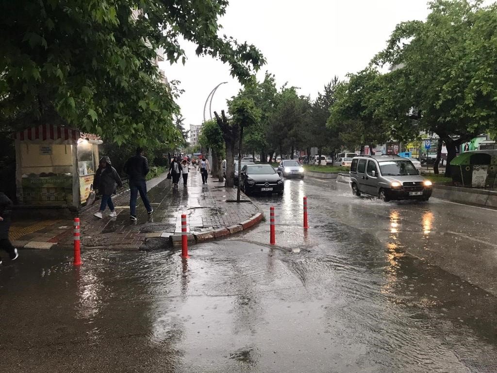 Afyon’da sağanak yağış etkili oldı