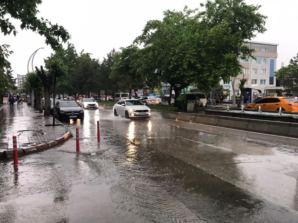 Afyon’da sağanak yağış etkili oldı