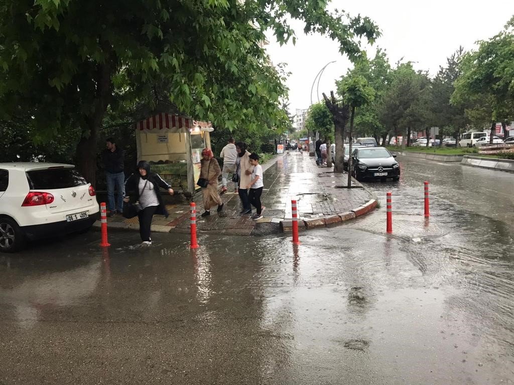 Afyon’da sağanak yağış etkili oldı