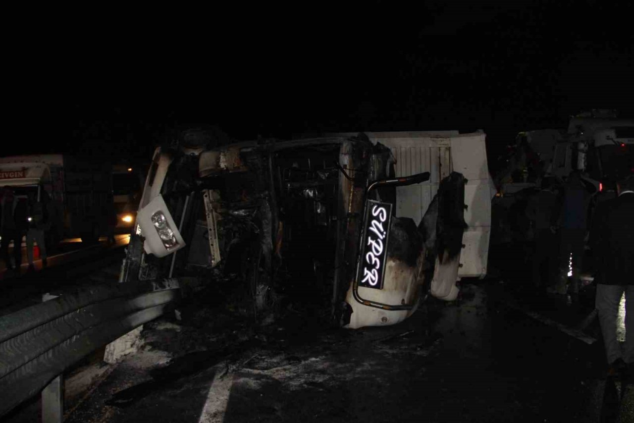 Büyükbaş hayvana çarpıp, şarampole giren araçta AK Parti milletvekili ve oğlu yaralandı