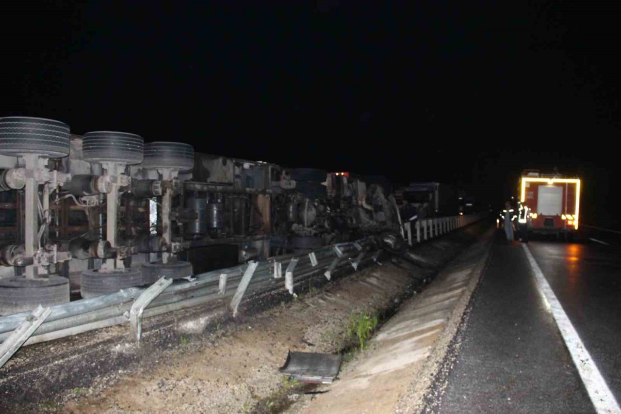 Büyükbaş hayvana çarpıp, şarampole giren araçta AK Parti milletvekili ve oğlu yaralandı