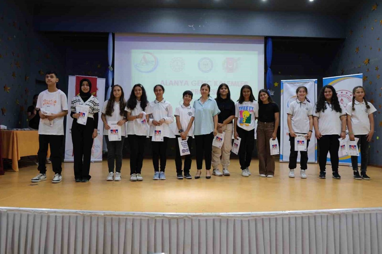 Alanya’da Genç Kalemler ödüllerini aldı