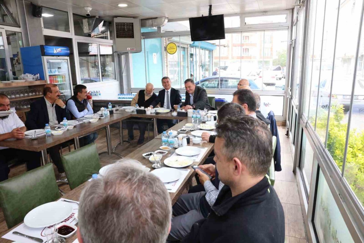 Başkan Şimşek esnafla kahvaltıda buluştu