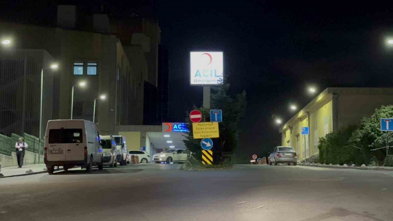 Annesiyle kavga ettiğini gören 19 yaşındaki genç, babasını silahla vurdu