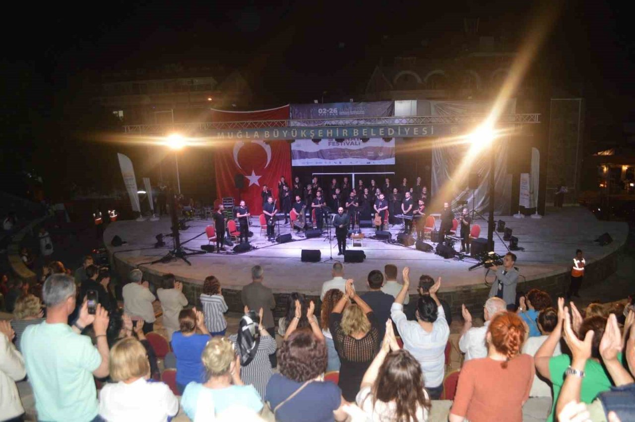 Antakya Medeniyetler Korosu onur konuğu olarak Marmaris’te konser verdi