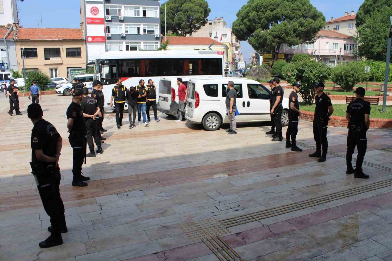 Adliyede bıçaklama olayının şüphelileri adliyeye sevk edildi