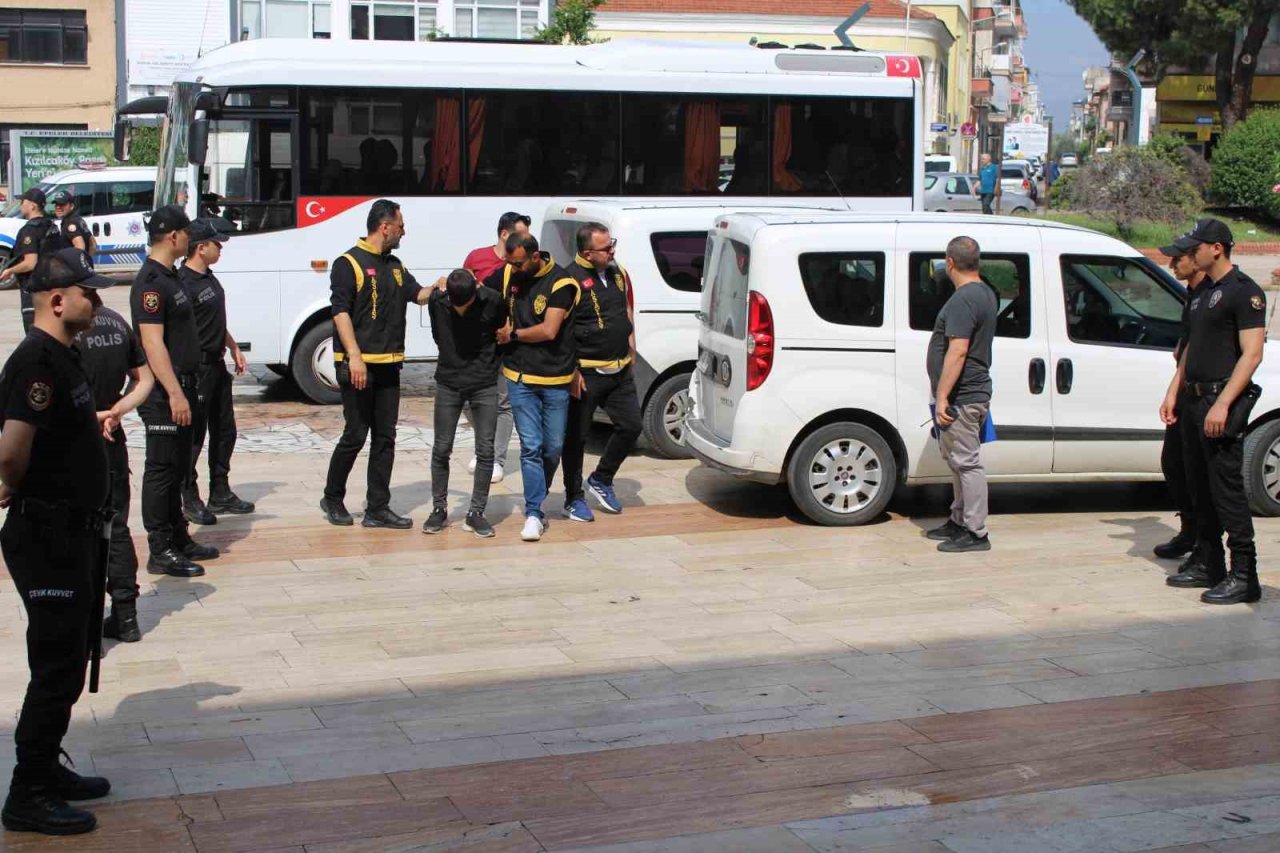 Adliyede bıçaklama olayının şüphelileri adliyeye sevk edildi