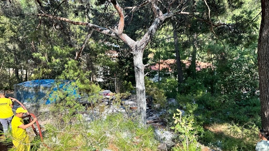 Barakadaki yangın ormana sıçramadan söndürüldü
