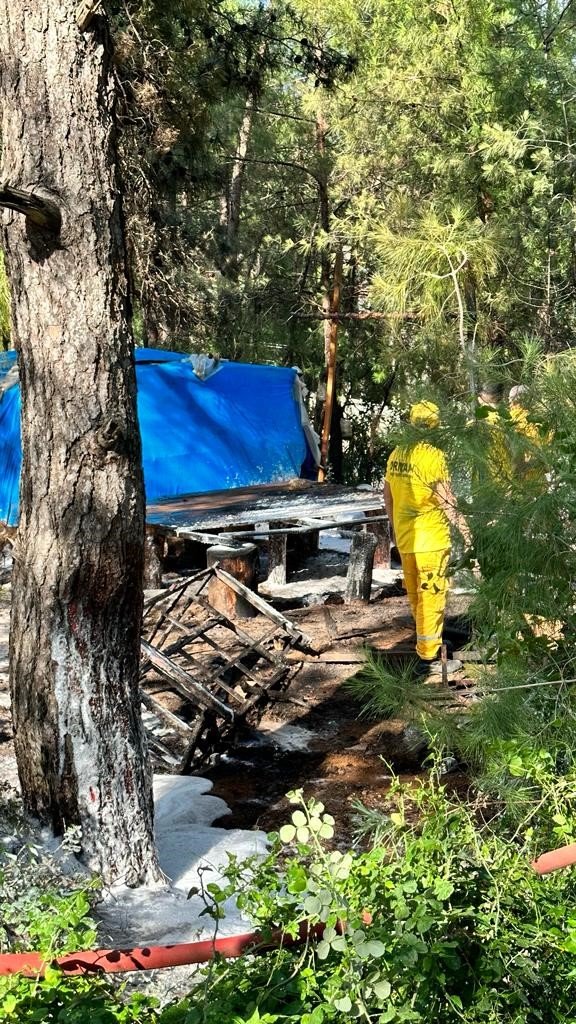 Barakadaki yangın ormana sıçramadan söndürüldü