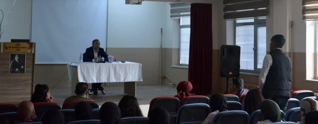 Kaymakam Tan, Kariyer Günü etkinliğinde öğrencilerle buluştu