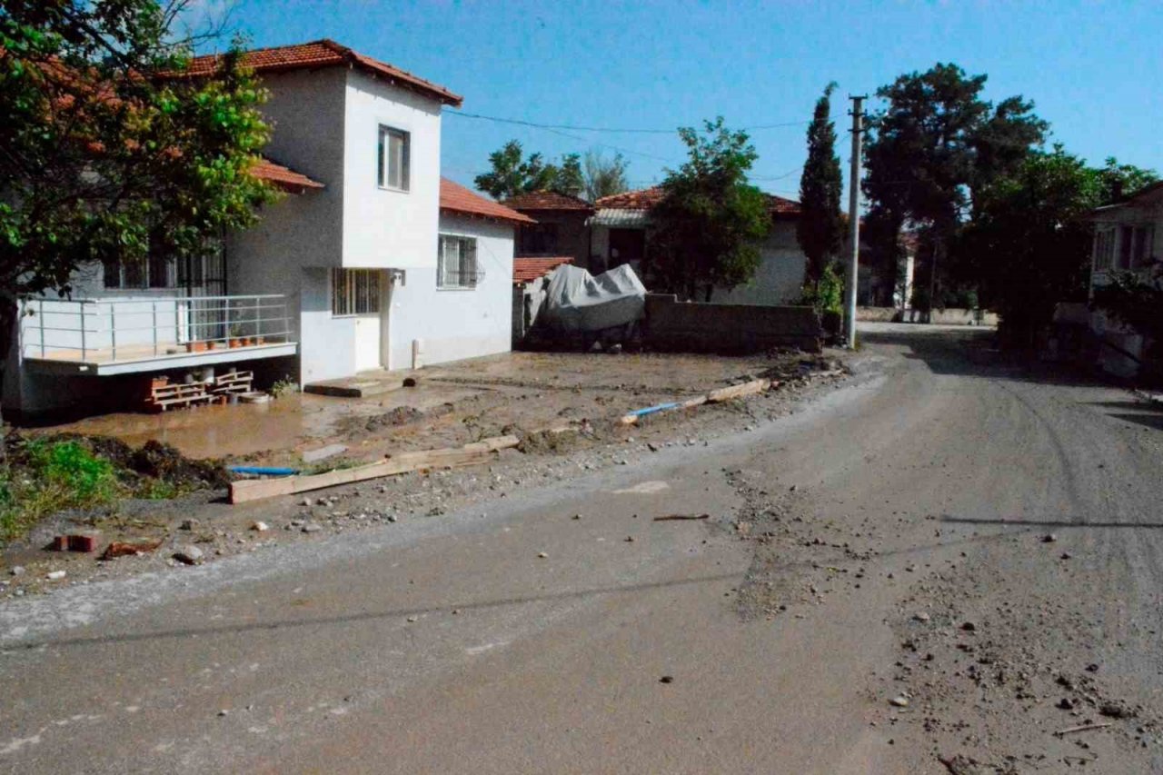 Burdur’da yaşanan selin hasarları giderilmeye çalışılıyor