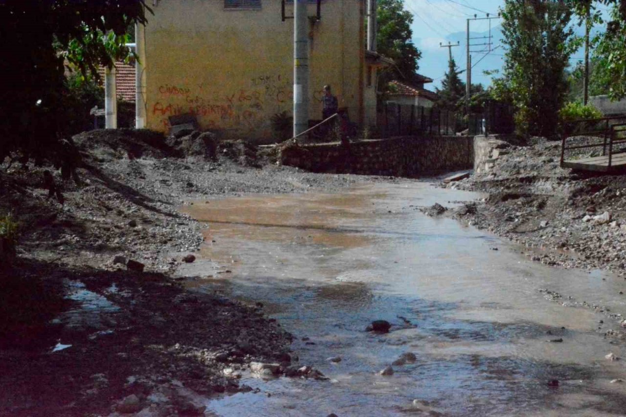 Burdur’da yaşanan selin hasarları giderilmeye çalışılıyor