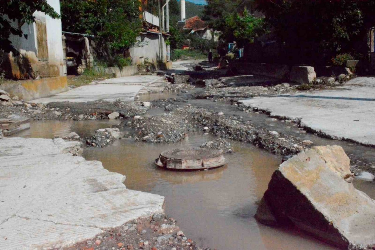 Burdur’da yaşanan selin hasarları giderilmeye çalışılıyor