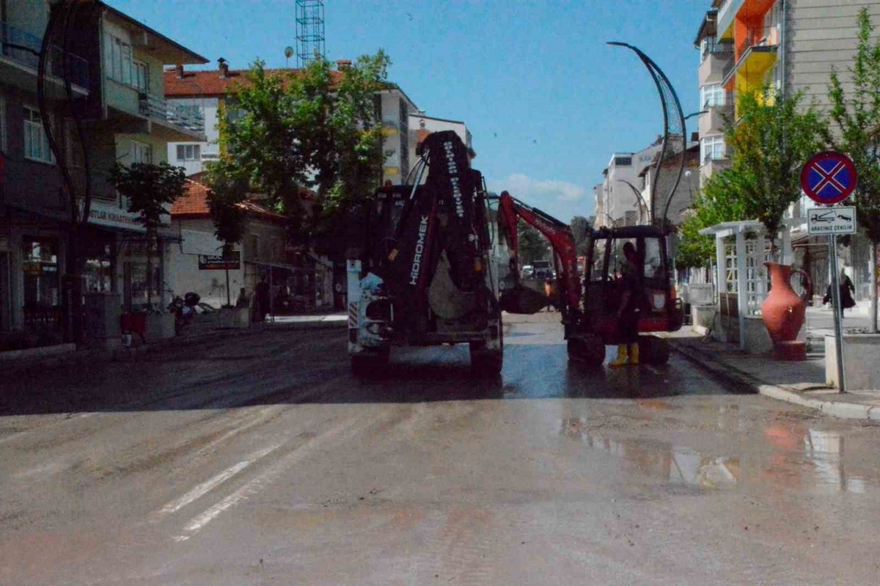 Burdur’da yaşanan selin hasarları giderilmeye çalışılıyor