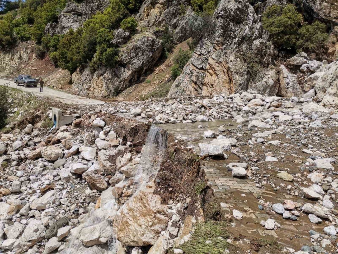 Burdur’da yaşanan selin hasarları giderilmeye çalışılıyor