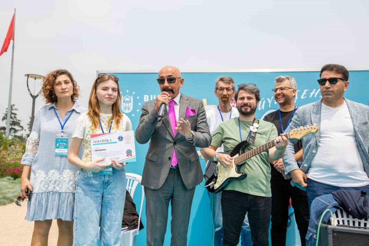 Eğitim dönemine renkli final