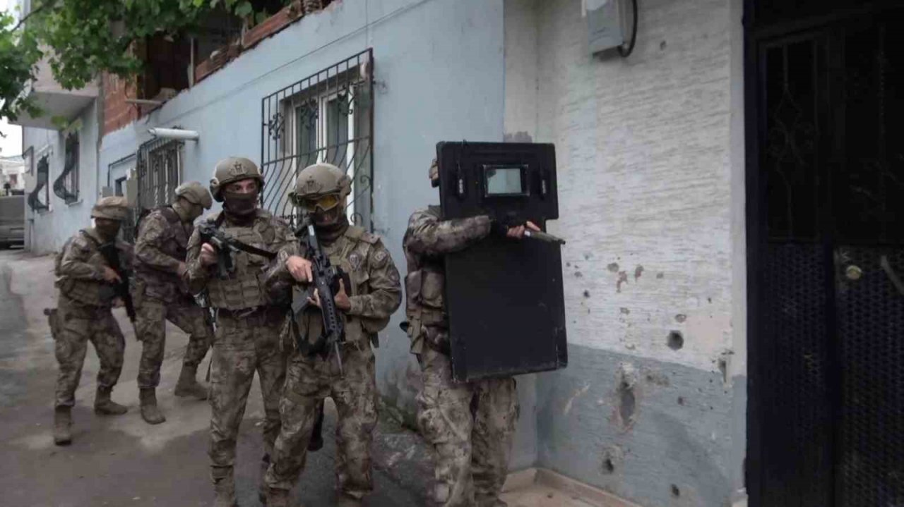 Toka ile kapılarını açtıkları evleri soyuyorlardı...Aile görünümlü hırsızlar ve aranan kişilere şafak operasyonu