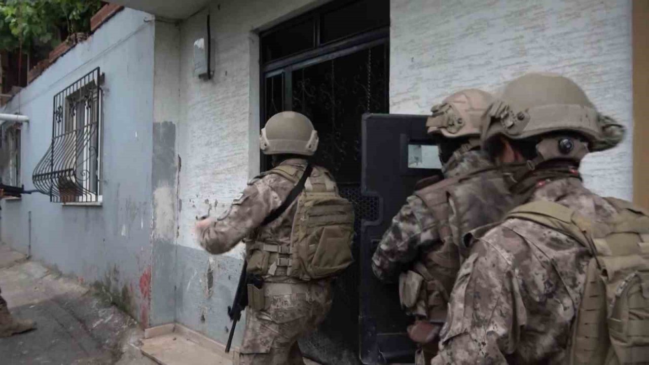 Toka ile kapılarını açtıkları evleri soyuyorlardı...Aile görünümlü hırsızlar ve aranan kişilere şafak operasyonu