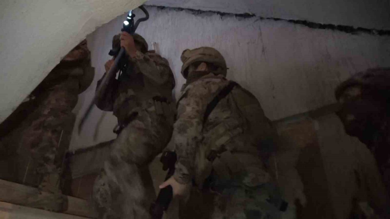 Toka ile kapılarını açtıkları evleri soyuyorlardı...Aile görünümlü hırsızlar ve aranan kişilere şafak operasyonu