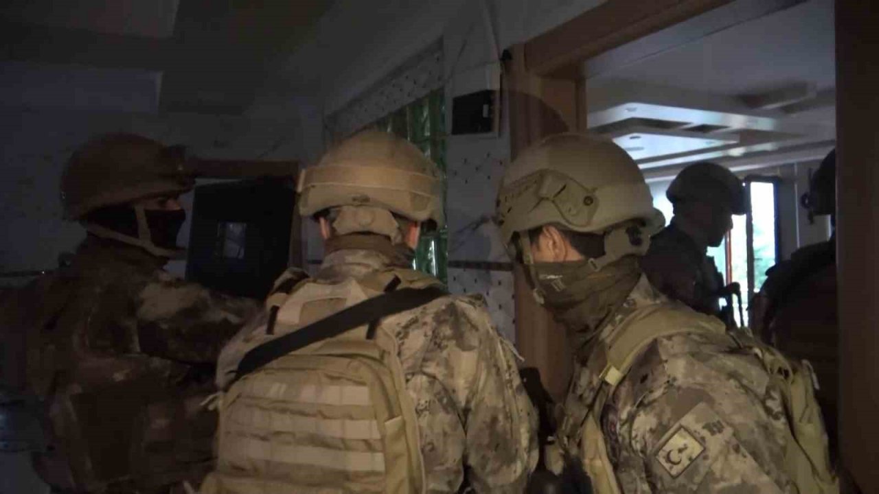 Toka ile kapılarını açtıkları evleri soyuyorlardı...Aile görünümlü hırsızlar ve aranan kişilere şafak operasyonu