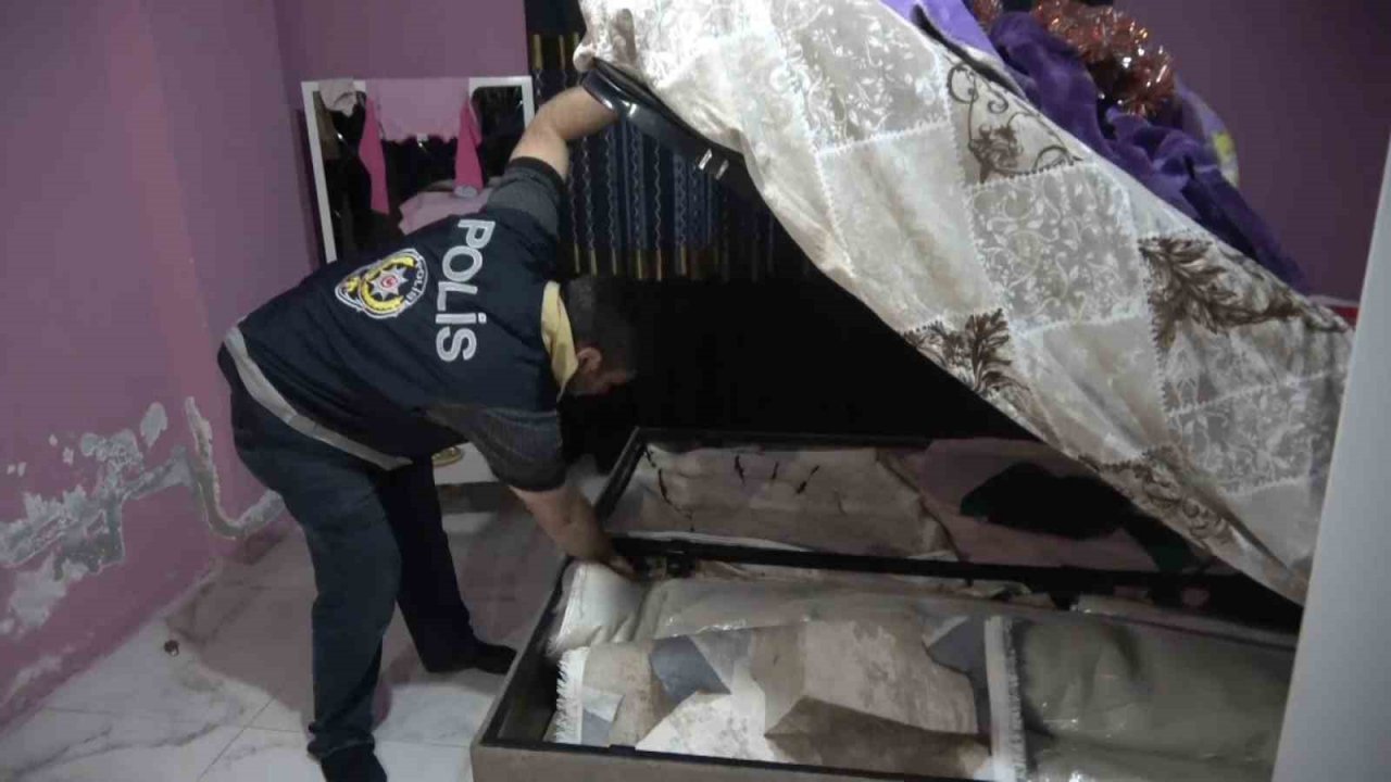 Toka ile kapılarını açtıkları evleri soyuyorlardı...Aile görünümlü hırsızlar ve aranan kişilere şafak operasyonu