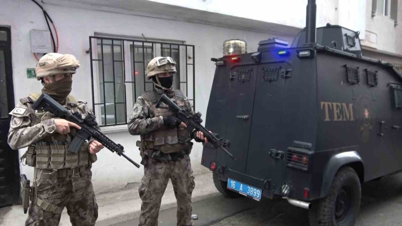 Toka ile kapılarını açtıkları evleri soyuyorlardı...Aile görünümlü hırsızlar ve aranan kişilere şafak operasyonu