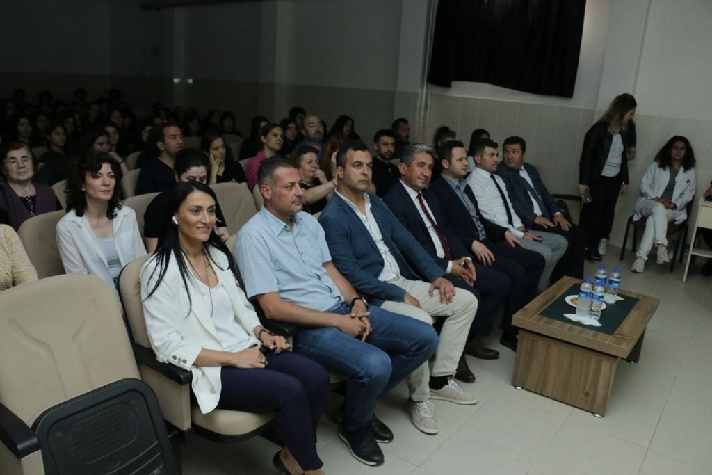 Öğrenciler halk ozanı Aşık Veysel’i andı