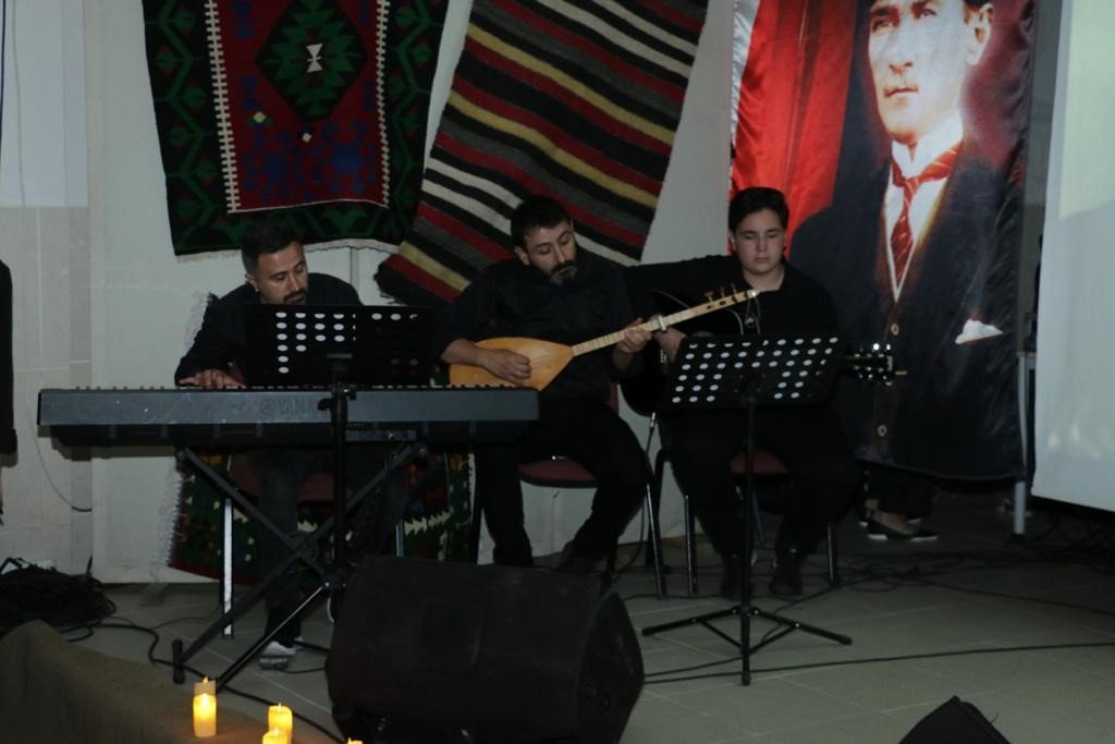 Öğrenciler halk ozanı Aşık Veysel’i andı