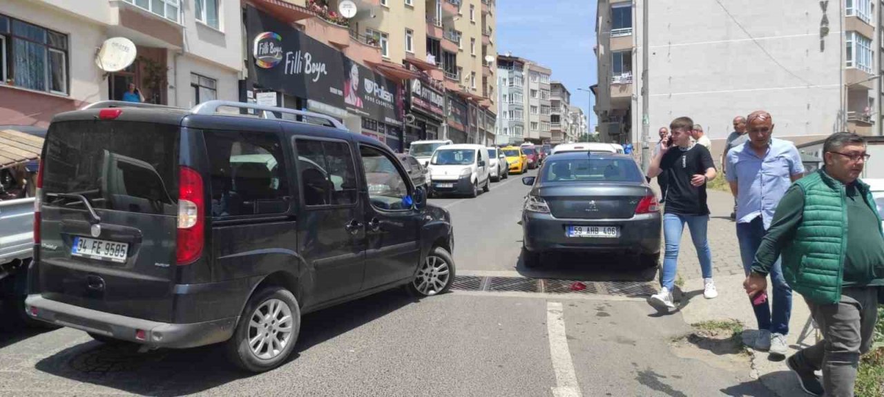 Çarptığı araç geri giderek başka araca çarptı, o anlar kameraya yansıdı