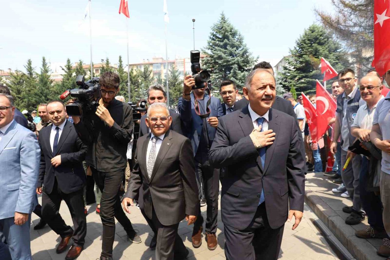 Bakan Özhaseki’ye Büyükşehir’de coşkulu karşılama