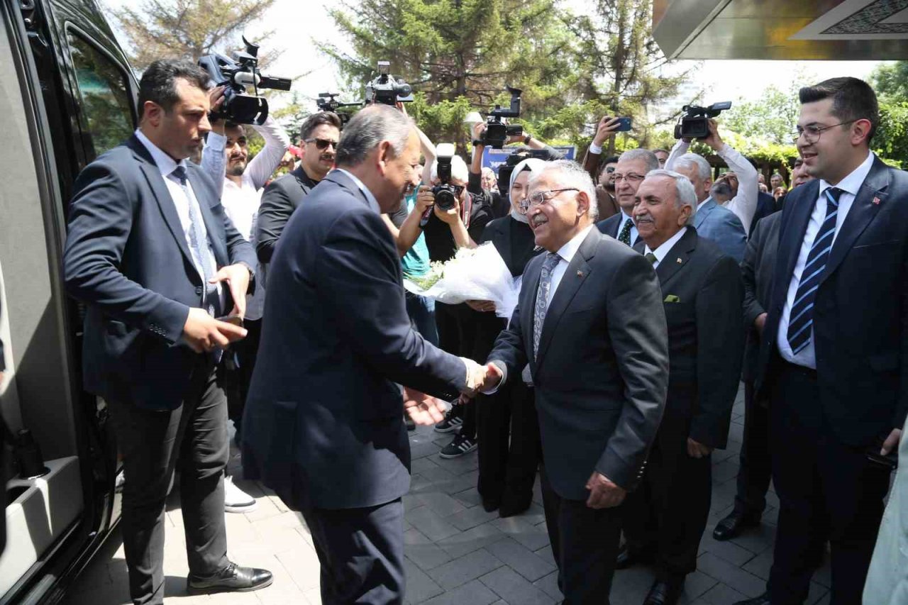 Bakan Özhaseki’ye Büyükşehir’de coşkulu karşılama