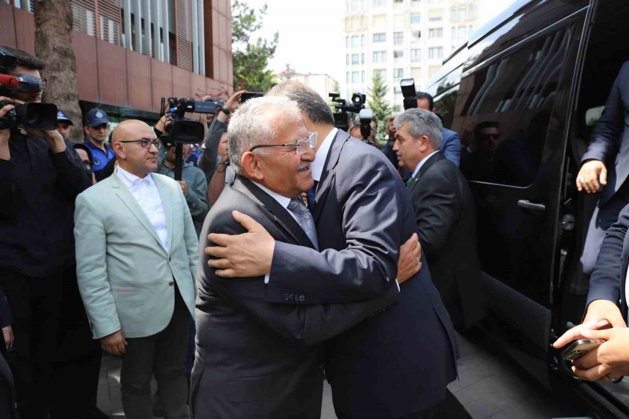 Bakan Özhaseki’ye Büyükşehir’de coşkulu karşılama