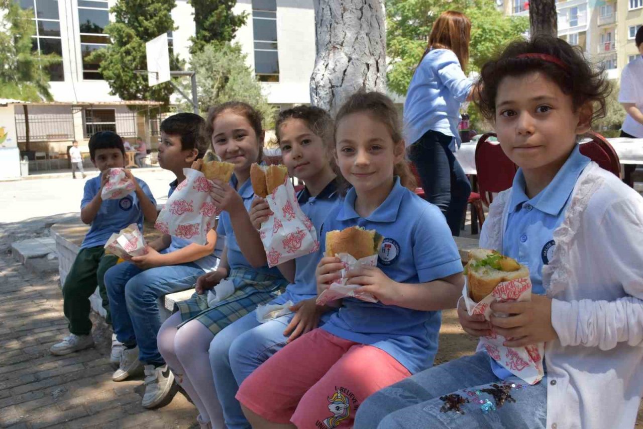 Aydın’da öğrencilerin balık ekmek keyfi