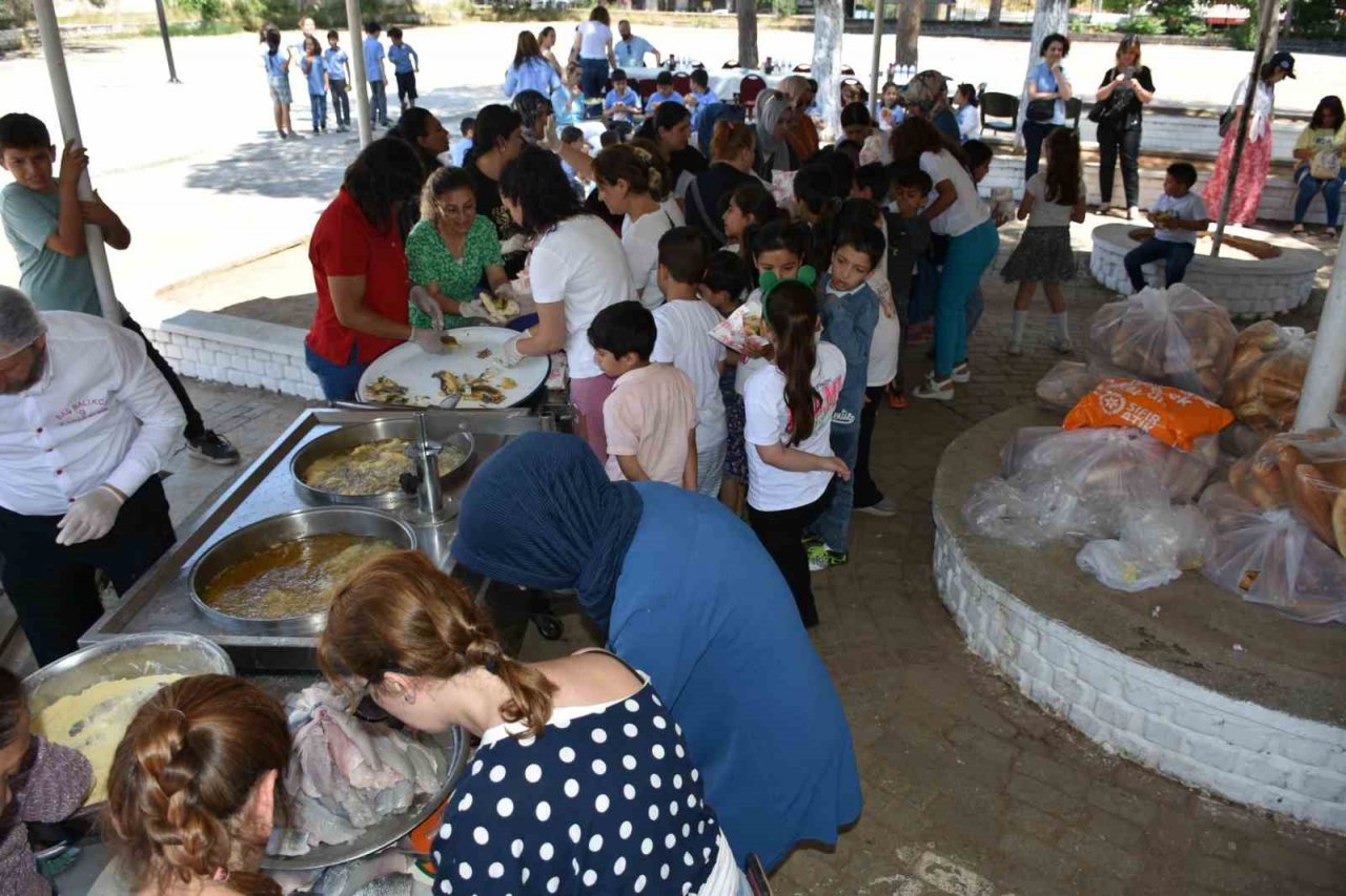 Aydın’da öğrencilerin balık ekmek keyfi