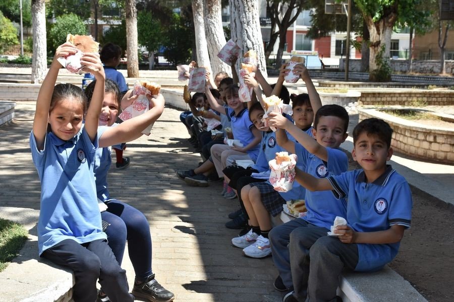 Aydın’da öğrencilerin balık ekmek keyfi