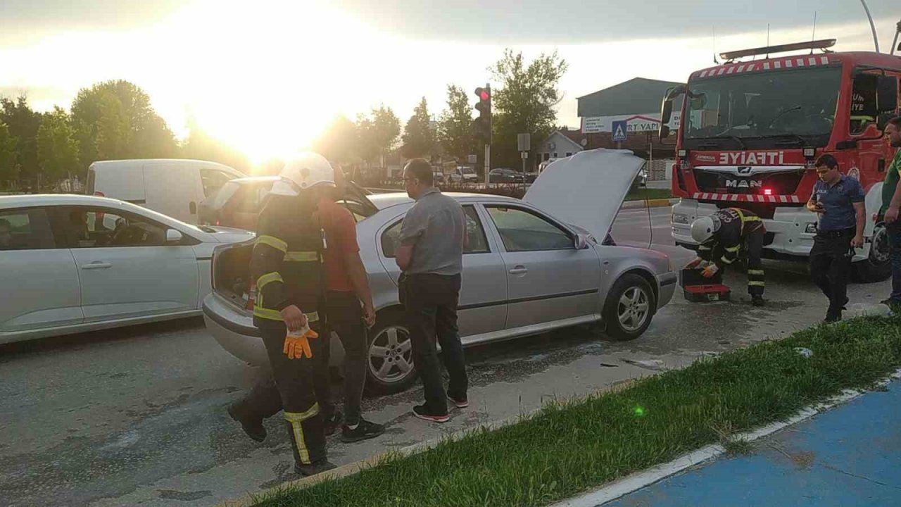 Seyir halindeki otomobilde korkutan yangın