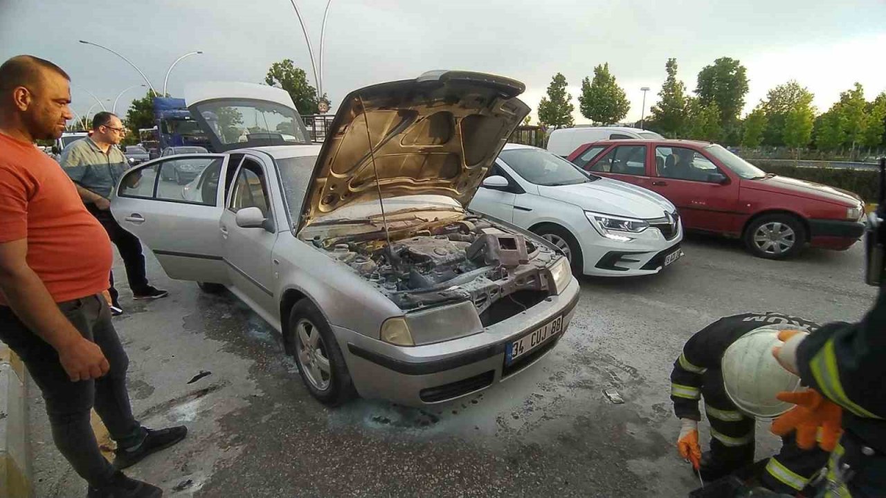 Seyir halindeki otomobilde korkutan yangın