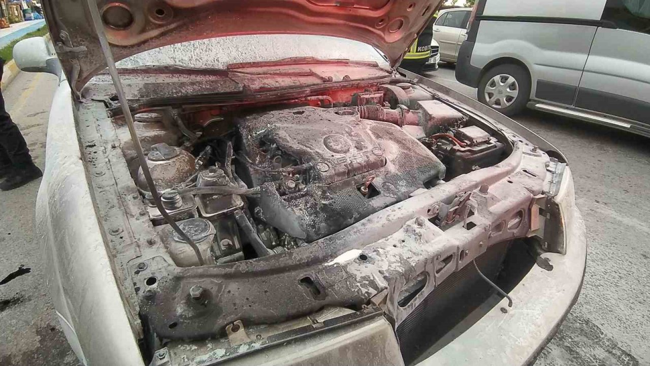 Seyir halindeki otomobilde korkutan yangın