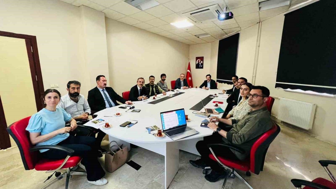 Kültür ve Turizm" isimli kitap Vali Akbıyık’a takdim edildi