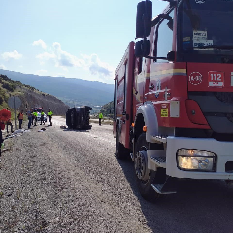 Devrilen minibüsteki 3 kişi yaralandı