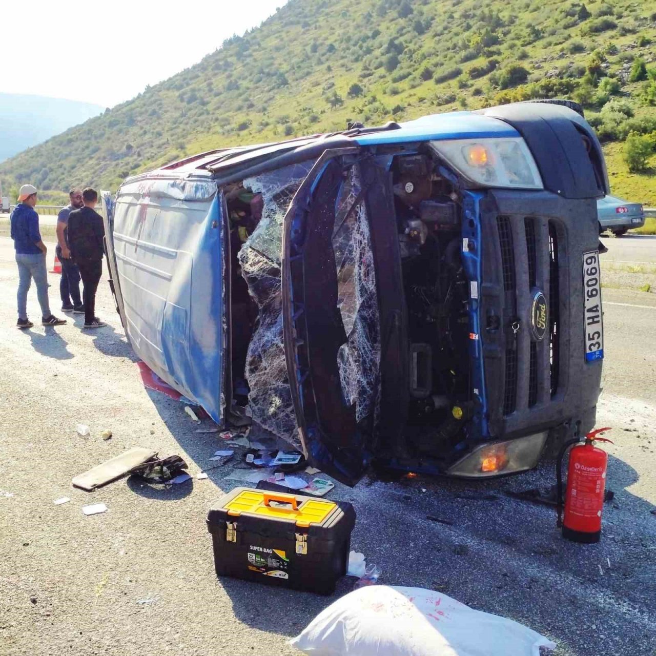 Devrilen minibüsteki 3 kişi yaralandı